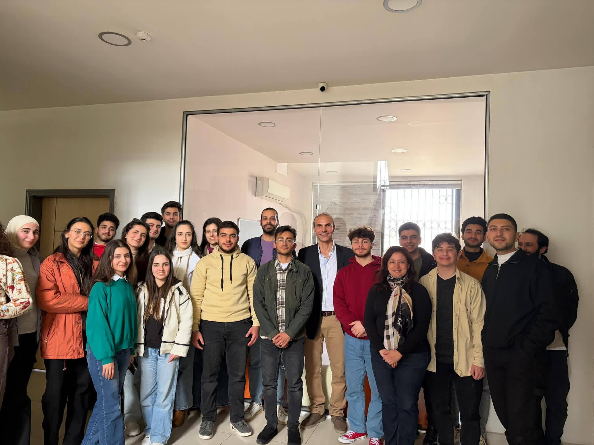 بالتعاون بين مؤسسة إدارة الموارد البشرية وهيئة التميز والإبداع قدم الدكتور منير عباس رئيس مجلس أمناء المؤسسة ورشة عمل تفاعلية  بعنوان #مهارات_التواصل_الفعال لمدربين